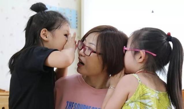 奶奶|孙子耍赖不去幼儿园，被奶奶“无情”拎起，网友：一招收拾两代人