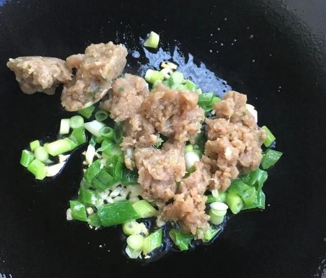  天热|天热就做这菜，简单炒炒就出锅，老人孩子都爱吃
