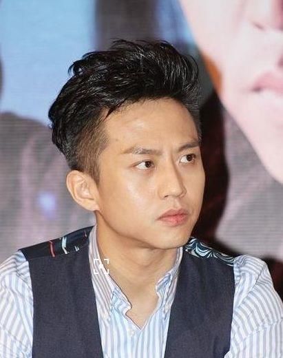  邓超|邓超是《跑男》里面唯一一个不敢喝安慕希的人，网友：喝一口就赔天价罚款