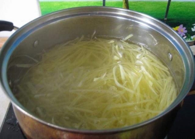 酸脆|凉拌土豆丝时,焯水后多加“这1步”,酸脆爽口又入味