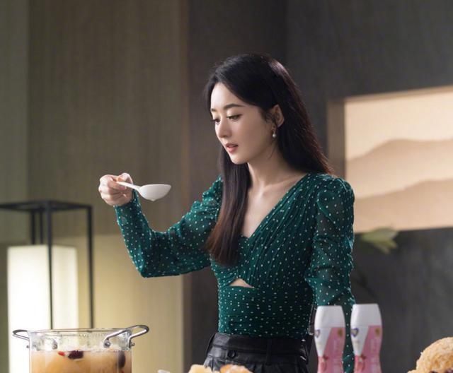  片场|中餐厅预告终于出来，看到赵丽颖在厨房的造型，还以为走错了片场