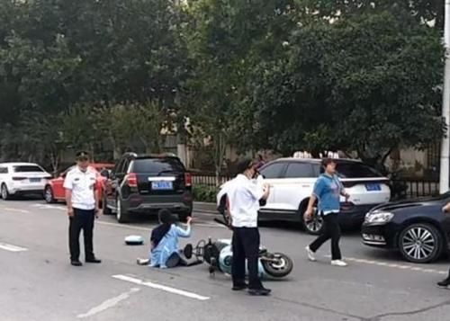  询问|女子骑电动车出车祸，当场就失忆了，询问交警：我在哪里？