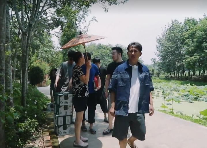 用意|何老师串门前把礼物扔路边不拿,本以为太小气,用意却让人敬佩!