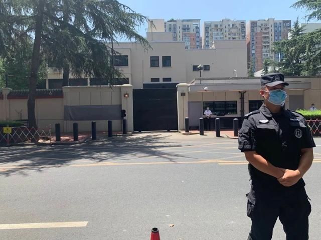  推门|美驻成都总领馆关闭后，“门都没锁推门就进”