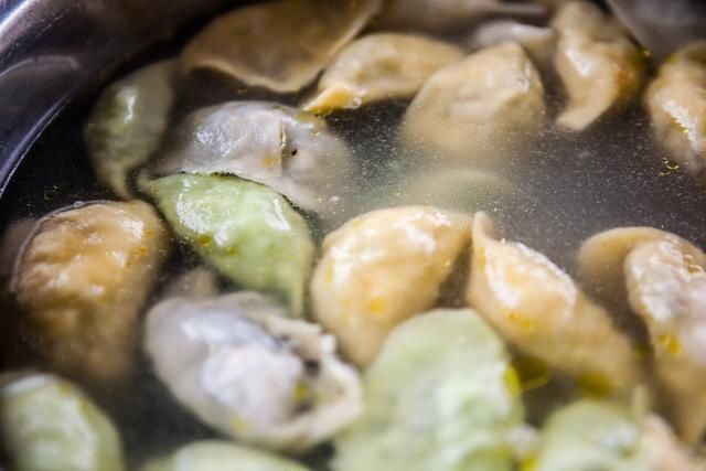 速冻|辟谣|煮饺子要点3次冷水?煮速冻饺子要开水下锅?都错了吧