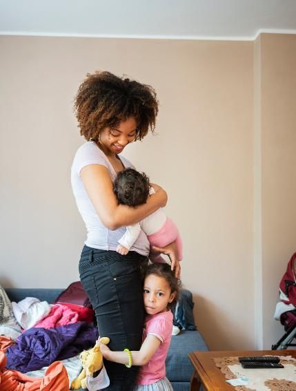 地铁|地铁上，一对姐弟的坐姿火了，乘客点赞：这才是富养的孩子