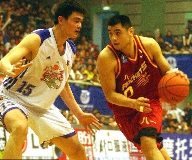 对决|王治郅姚明巅峰对决,01年总决大郅28+11夺冠,姚明表现如何?