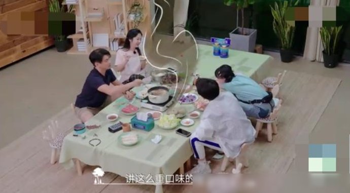 粪坑|谭松韵多没有偶像包袱?饭桌上大聊自己掉粪坑的经历,还不顾形象大口吃面!