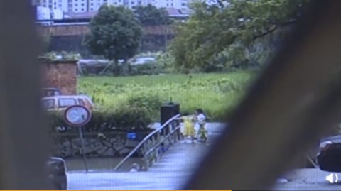  男童|浙江一男童滑落河中 九旬大爷出手了