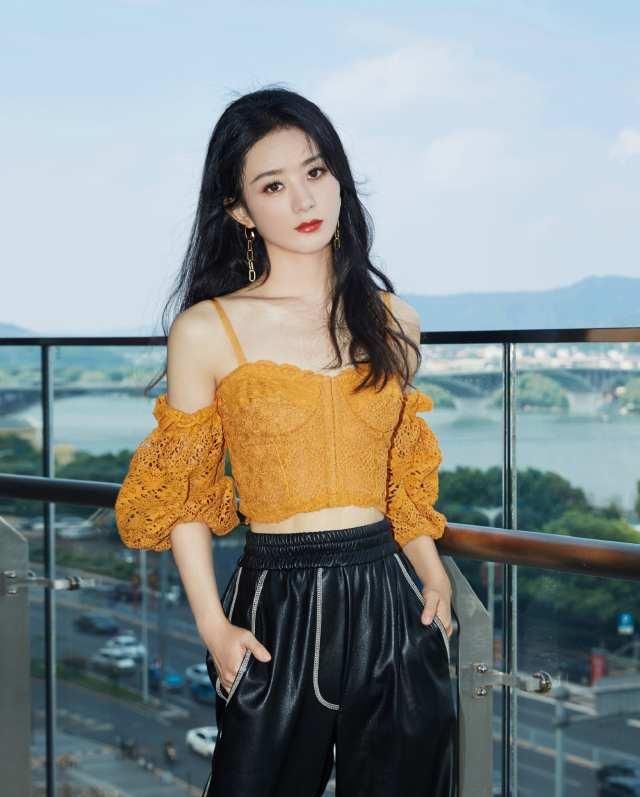  赵丽颖|赵丽颖在中餐厅遭到如此待遇，还被网友嘲带资进组？