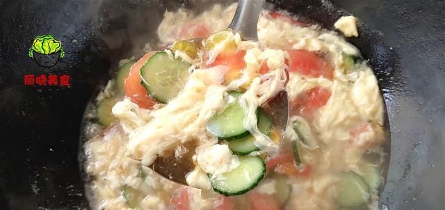  试试|黄瓜别凉拌了，试试这做法，淋入2个鸡蛋，营养又鲜嫩，太美味了