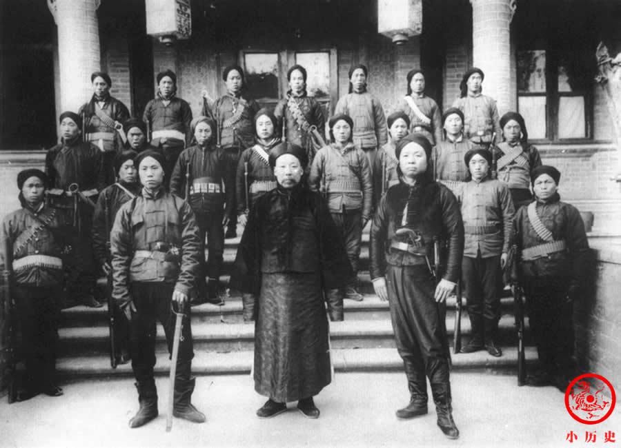 晚清|晚清老照片：慈禧太后妹夫腰挎马刀很威风；朝廷官员向殖民者下跪