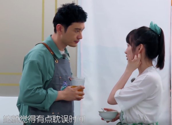  新人|李浩菲比赵丽颖镜头多，中餐厅捧新人？一细节证明：大家都错了