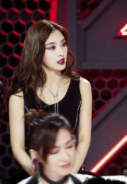  全开|现场观众爆料阿朵张含韵全开麦，有的姐姐对口型，这公平吗？