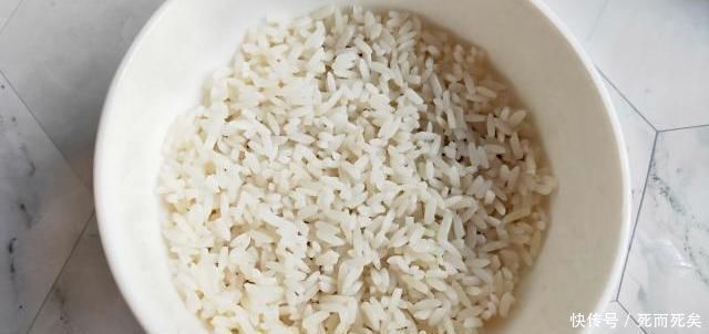  年糕|糯米粉开水烫一烫,比年糕做法还要简单,比糍粑好吃