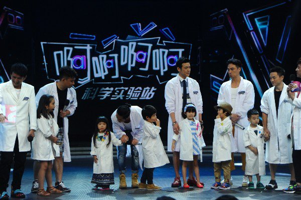  滤镜|离开了滤镜的何炅长这样，《快本》抄袭被国外公开处刑，太丢人！