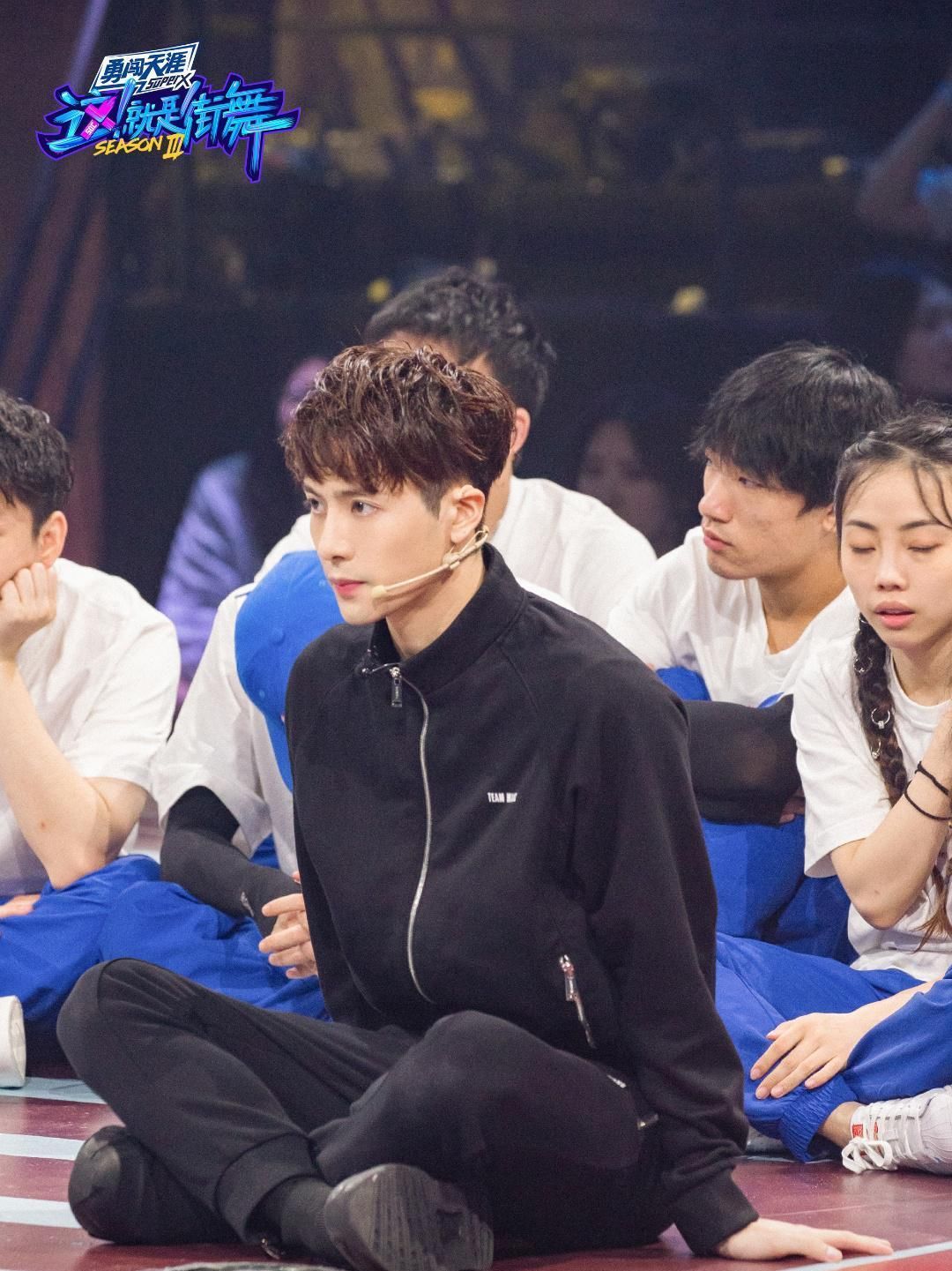  王一博|王一博张艺兴街舞比拼好评如潮，新时代偶像不是贬义词，他们也能得到更多尊重