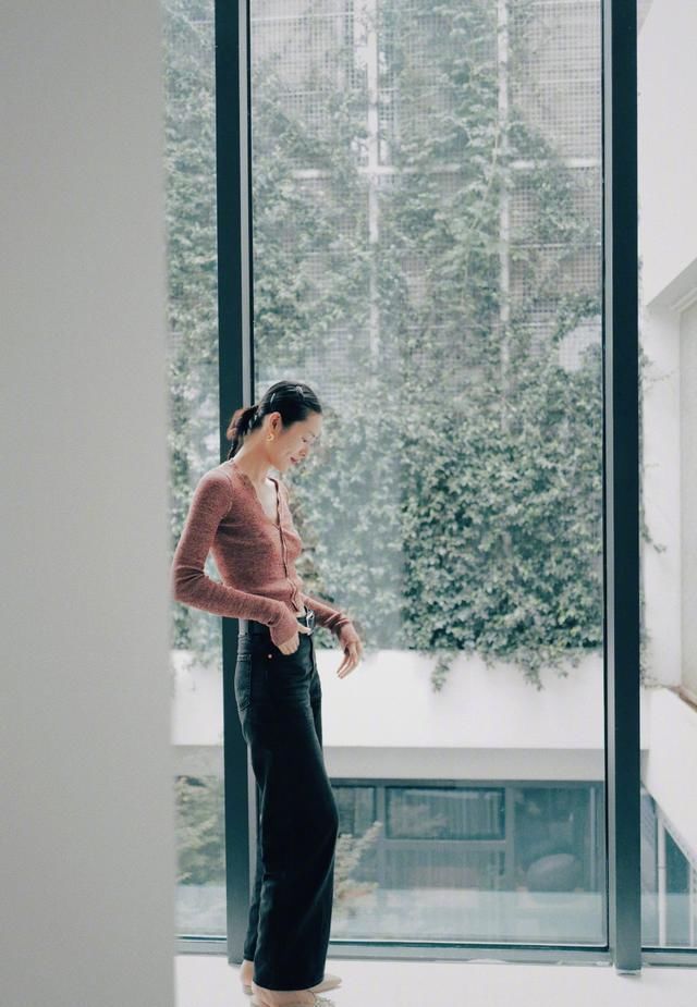  依旧|刘雯的品味依旧在线，T恤搭半裙简约却不单调，堪称行走的教科书