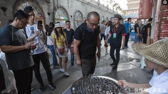 工具|农村小哥用一奇异的容器卖冰棍, 一根5元, 一天能卖上千根