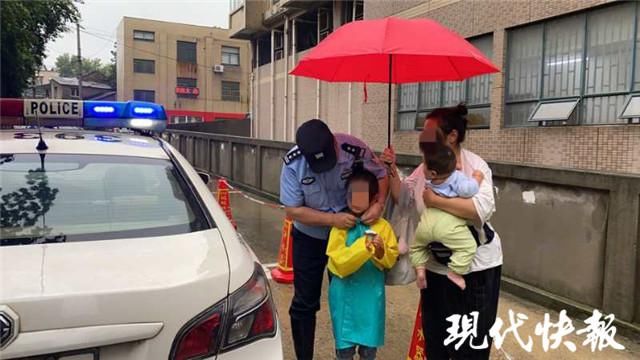  护送|5岁男童雨中走失泪眼汪汪，民警暖心护送