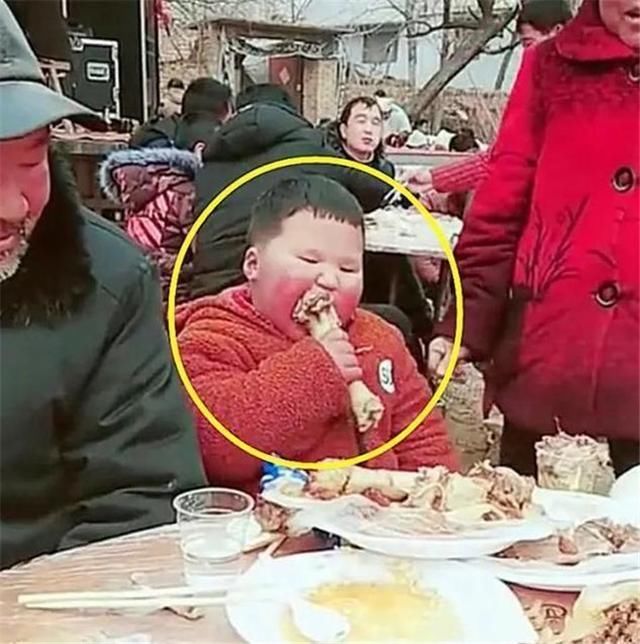 李奶奶|酒席上，奶奶端起一整盘肉给孙子，同桌人提醒反被怼：我也花钱了