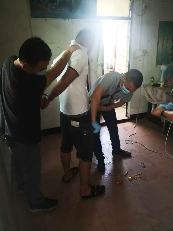  首饰|男子珠宝店试戴金链，专挑贵的看，接下来的动作让人瞠目结舌