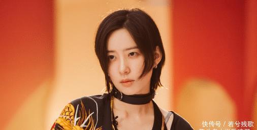 李斯|李斯丹妮和万茜坐在一起,谁注意到她在干什么,这也太暖了吧