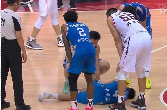  比赛|误伤他人怎么办？韩德君给CBA球员做出了表率，先关心一下对手