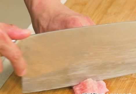  分钟|夏天最爱这样吃鸡翅，不用油炸，10分钟出锅，一次吃三个不过瘾