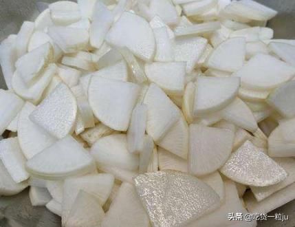 洗干净|腌萝卜时,万万不可直接放盐,顺序对了,萝卜酸脆更入味