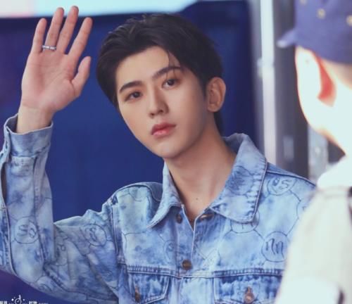  快乐大本营|蔡徐坤和baby又合体新综艺，大合照曝光，我只注意到两人的站位姿势