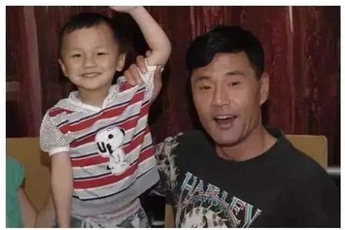  于荣光|演员于荣光：父亲患癌还让喝酒，撒了一个“谎”让其多活了7年