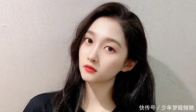  美食|关晓彤深夜又在房车晒美食，看到她吃的夜宵后，确定不是拉仇恨的？