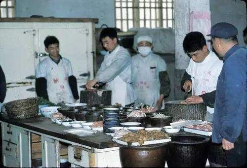 饭店|80年代去饭店都是什么人？服务员地位高，顾客很客气，菜品很实惠