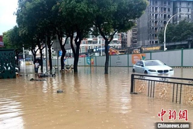 持续强降雨突破历史极值 福州城区内涝严重