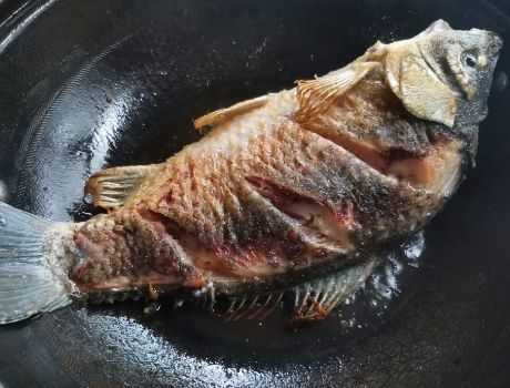 汤汁|炖鲫鱼汤时，用热水还是冷水做对了，鱼肉嫩滑，汤汁香浓发白