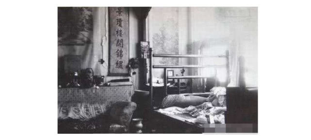 照片中|晚清旧照末代皇后婉容大婚时，倾国倾城，图2是乱成一团的龙床