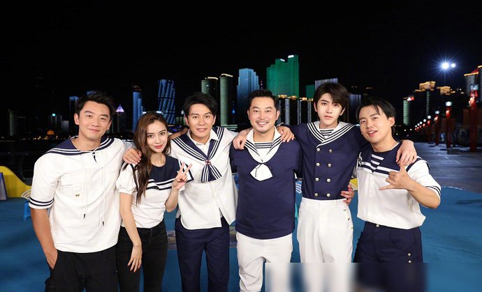 吴宣仪|《奔跑吧》统一穿海军服,吴宣仪欧阳娜娜baby同时现身