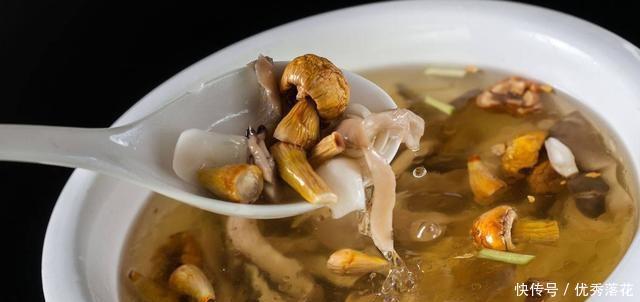 喝汤|秋季进补多喝汤,蘑菇骨汤到一碗,暖胃暖心,太高兴了
