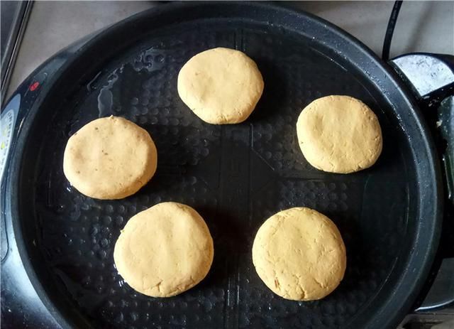  咬一口|早餐做南瓜豆沙饼，香甜软糯，咬一口满嘴香