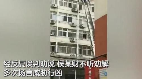 母子|男子持刀威胁同居女友母子，扬言要杀了他们，特警入室解救人质