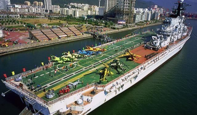  起飞|美战斗机为登上印度航母练习起飞！瘸驴配破车，这才是真爱