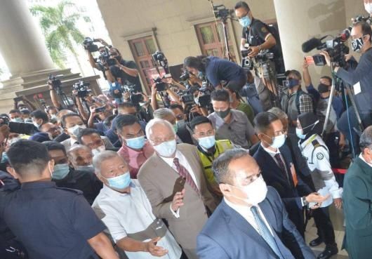  罚金|67岁马来西亚前总理纳吉布被判12年，罚金2.1亿令吉，7项罪名成立