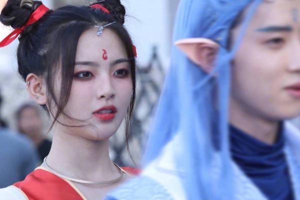  形象|杨超越活动现场生图，高调Cos哪吒形象，网友：黑眼圈有内味了！