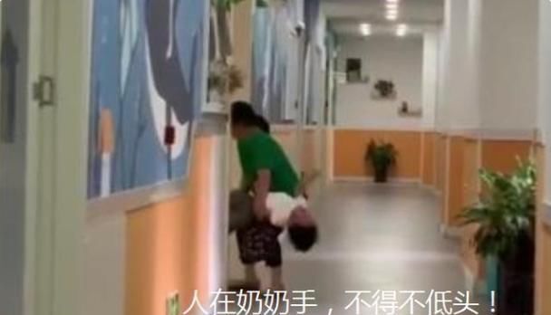 奶奶|孙子耍赖不去幼儿园，被奶奶“无情”拎起，网友：一招收拾两代人
