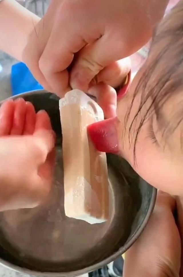 上阵|熊孩子吃雪糕粘住舌头，全家上阵帮忙，网友：遭遇总是惊人的相似