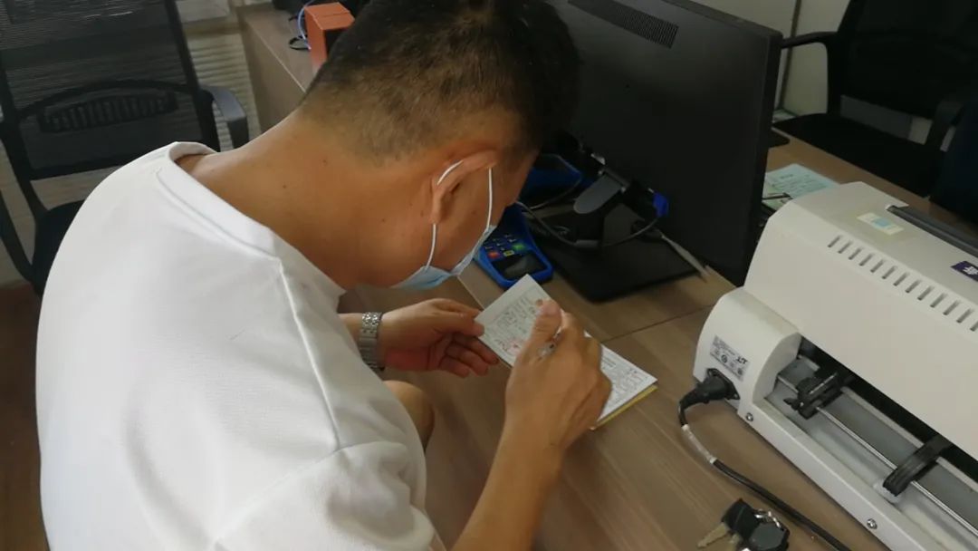  开车|压实线强行变道被举报，扣3分罚款200元，以后开车别再这么“随意”了！