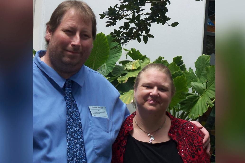 骗局|美夫妻坚信疫情是骗局双双进ICU，丈夫丧妻痛心：别和我一样蠢