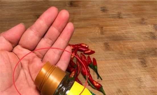 方法|才发现，白醋倒在手心真的很实用，这个方法花钱也买不来，收藏了