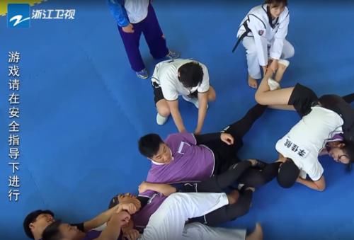  忽略|《跑男》被忽略的细节，美嘉无意间的玩笑，解决了大家4年疑惑！